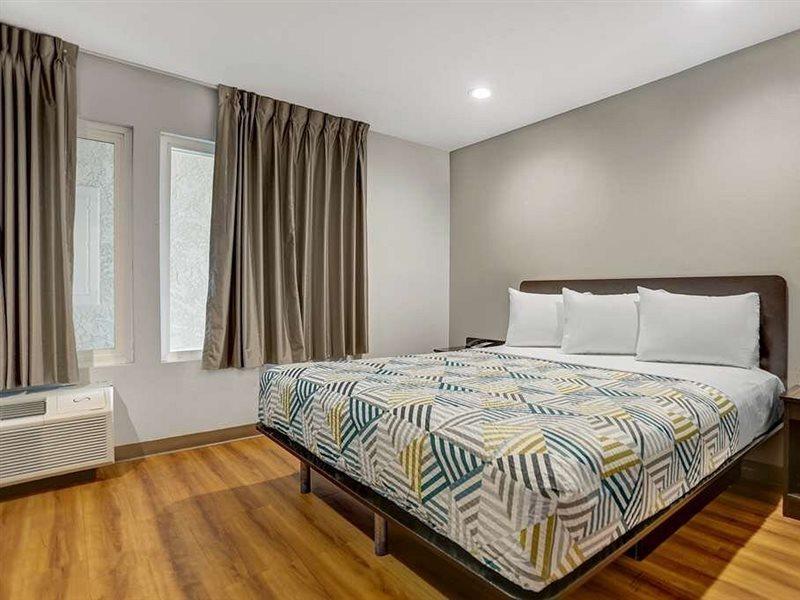 Hotel 6-la Mesa, Ca